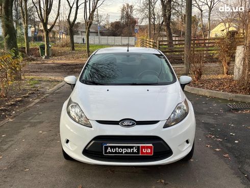 Ford Fiesta 2012 белый - фото 2