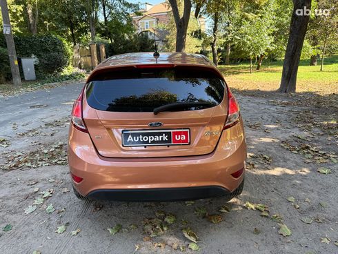 Ford Fiesta 2016 оранжевый - фото 7
