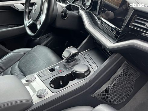 Volkswagen Touareg 2019 серый - фото 33