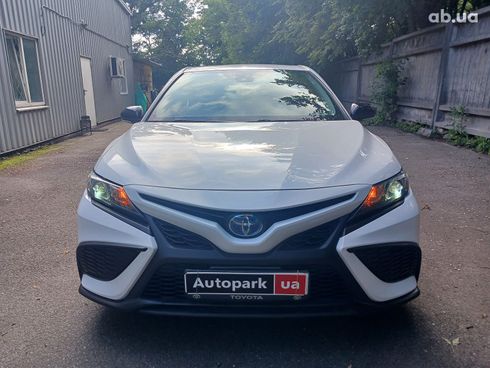 Toyota Camry 2021 белый - фото 2
