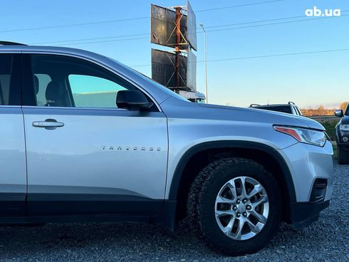 Chevrolet Traverse 2017 серый - фото 11