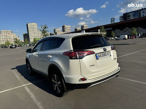 Toyota RAV4 2017 белый - фото 14