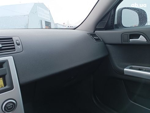 Volvo S40 2010 белый - фото 27