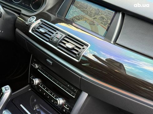 BMW 5 серия 2015 серый - фото 32