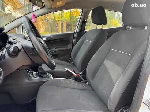 Ford Fiesta 2017 белый - фото 21