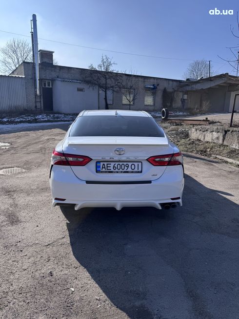 Toyota Camry 2018 белый - фото 13