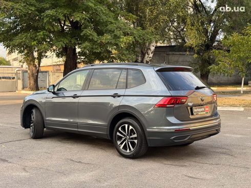 Volkswagen Tiguan 2023 серый - фото 3