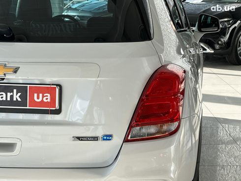 Chevrolet Trax 2017 белый - фото 8