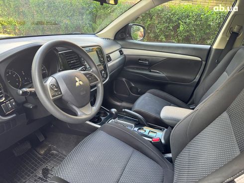 Mitsubishi Outlander 2018 серый - фото 13