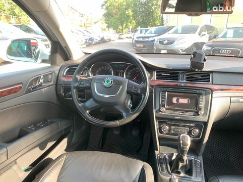 Skoda Superb 2011 белый - фото 35