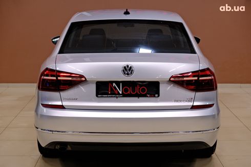 Volkswagen Passat 2018 серебристый - фото 6