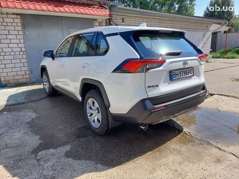 Toyota RAV4 2022 белый - фото 5