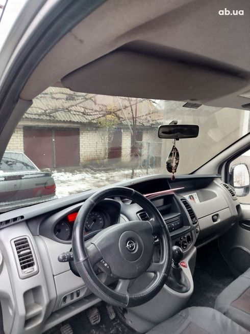 Opel Vivaro 2011 серебристый - фото 9