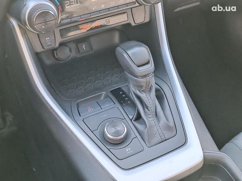Toyota RAV4 2020 серый - фото 19