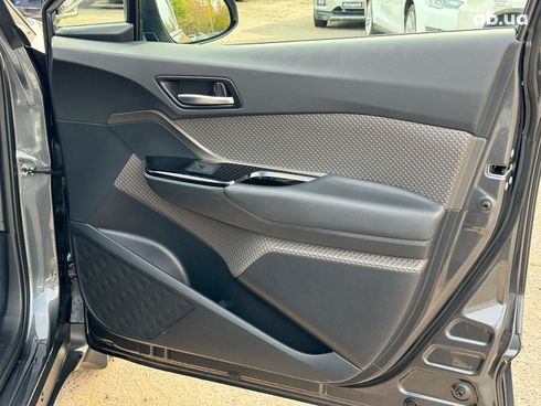 Toyota C-HR 2022 серый - фото 25