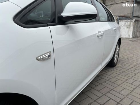 Opel Astra 2012 белый - фото 9