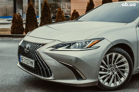 Lexus ES 2022 серый - фото 16