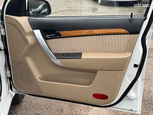 Chevrolet Aveo 2008 белый - фото 21