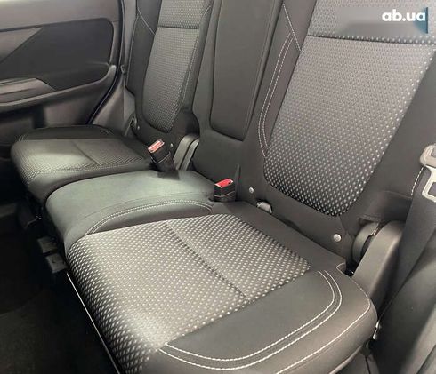Mitsubishi Outlander 2020 - фото 22