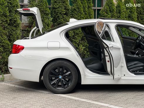 BMW 5 серия 2014 белый - фото 35