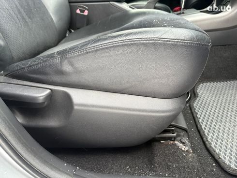 Toyota RAV4 2012 серый - фото 32