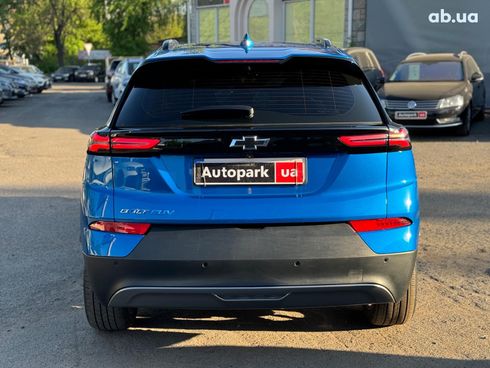 Chevrolet Bolt 2022 синий - фото 6