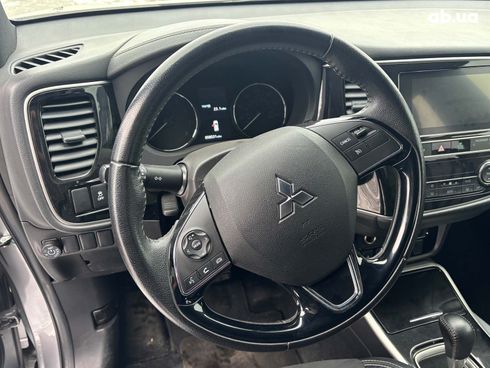 Mitsubishi Outlander 2019 серый - фото 20