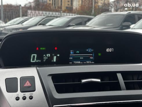 Toyota Prius V 2017 серый - фото 13