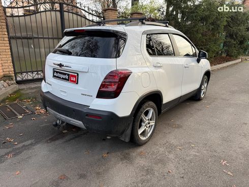 Chevrolet Tracker 2013 белый - фото 10