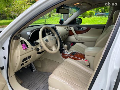 Infiniti QX70 2013 белый - фото 28
