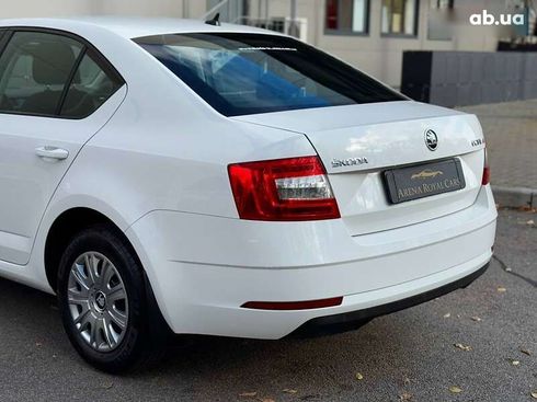 Skoda Octavia 2019 - фото 11