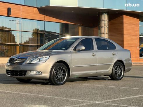 Skoda Octavia 2011 бежевый - фото 7