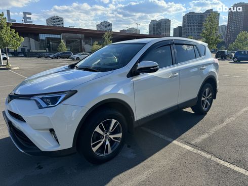 Toyota RAV4 2017 белый - фото 19