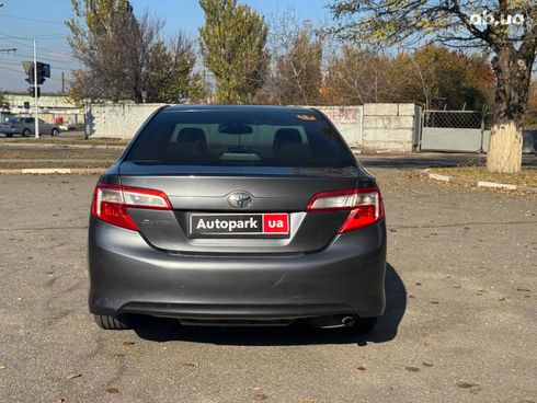 Toyota Camry 2012 серый - фото 6