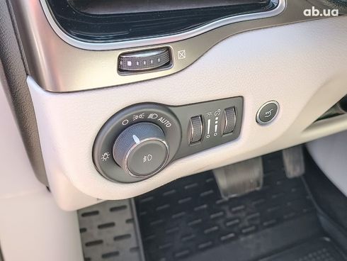 Jeep Cherokee 2019 красный - фото 28