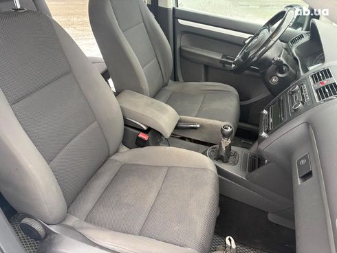 Volkswagen Touran 2011 серый - фото 26