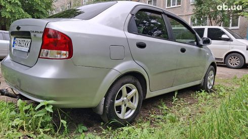 Chevrolet Aveo 2005 серебристый - фото 14