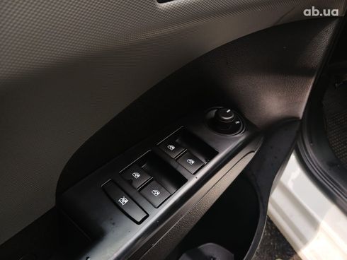 Chevrolet Aveo 2013 белый - фото 11