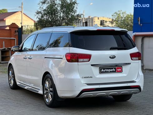Kia Carnival 2017 белый - фото 9