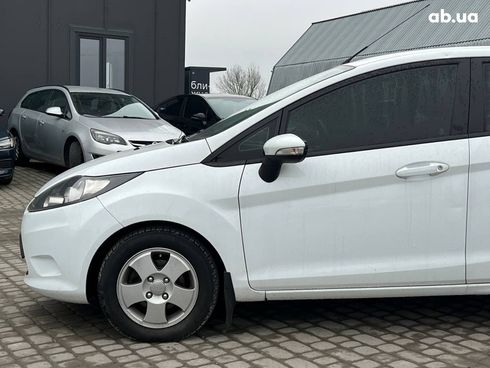 Ford Fiesta 2012 белый - фото 3