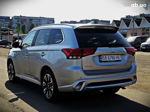 Mitsubishi Outlander 2017 - фото 4
