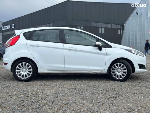 Ford Fiesta 2016 белый - фото 13