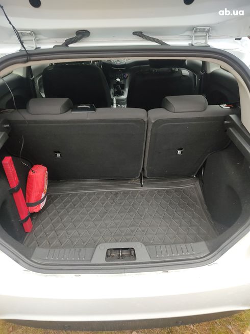 Ford Fiesta 2017 белый - фото 3