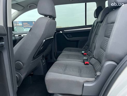 Volkswagen Touran 2009 белый - фото 36