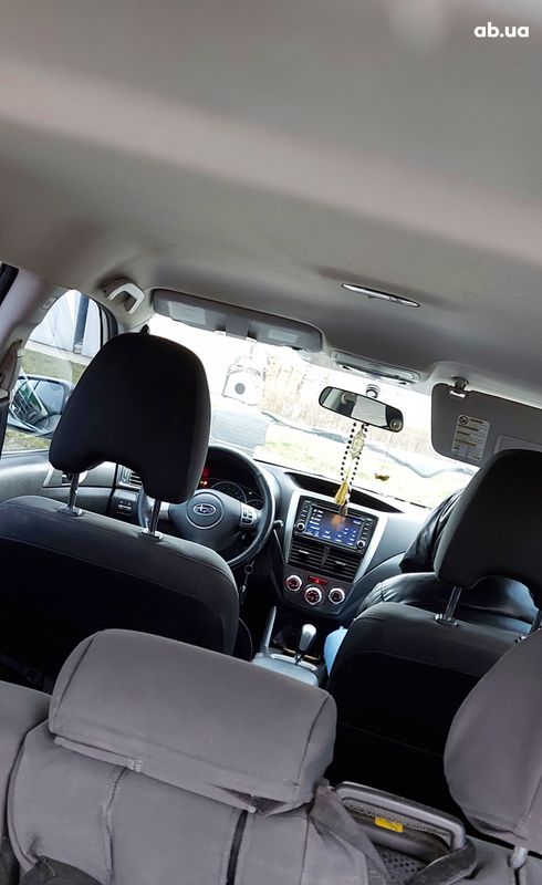 Subaru Forester 2011 белый - фото 4