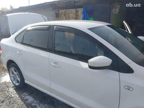 Volkswagen Polo Sedan 2013 белый - фото 8