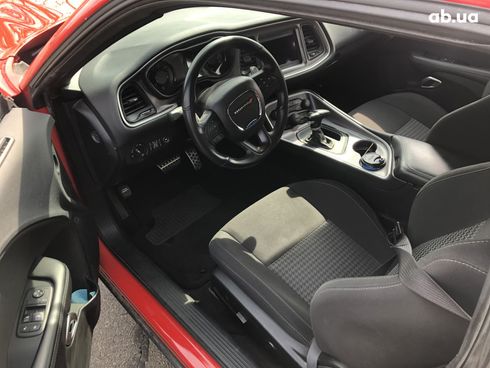 Dodge Challenger 2019 красный - фото 7