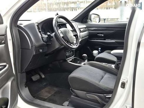 Mitsubishi Outlander 2017 - фото 8