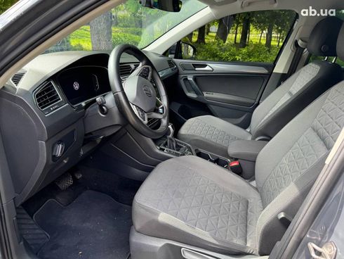 Volkswagen Tiguan 2021 серый - фото 17