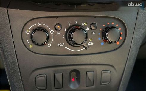 Renault Sandero 2020 - фото 18